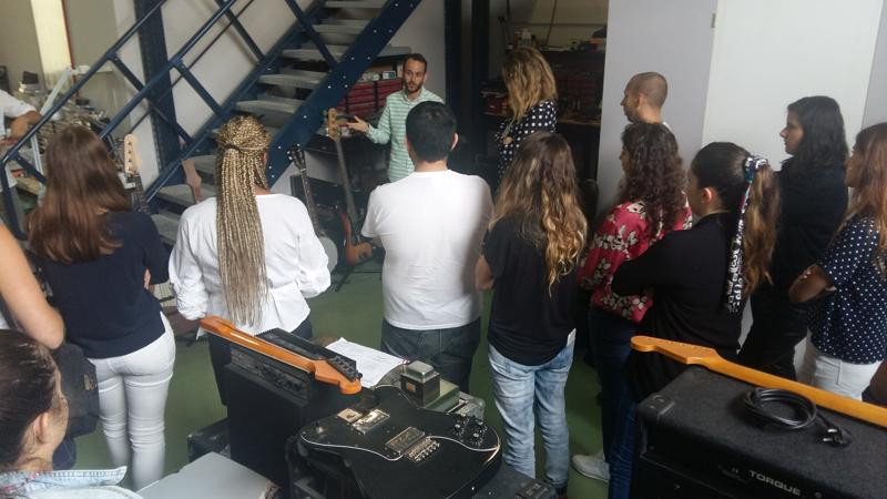 Asturias joven emprenda La Curtidora Barna Guitars