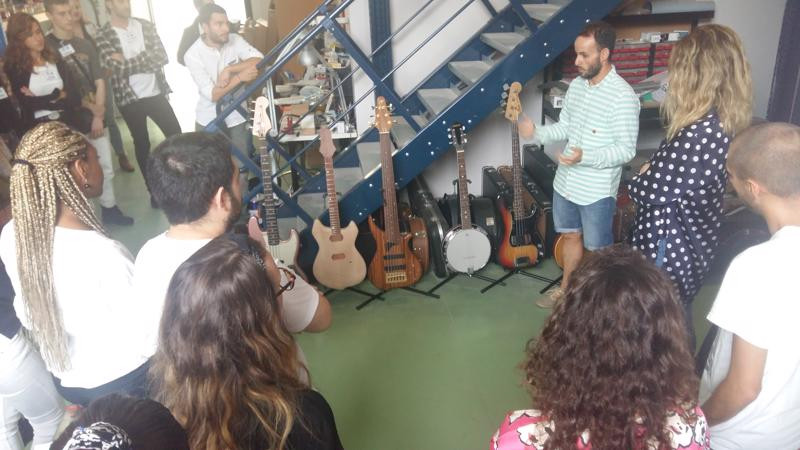 Asturias joven emprenda La Curtidora Barna Guitars