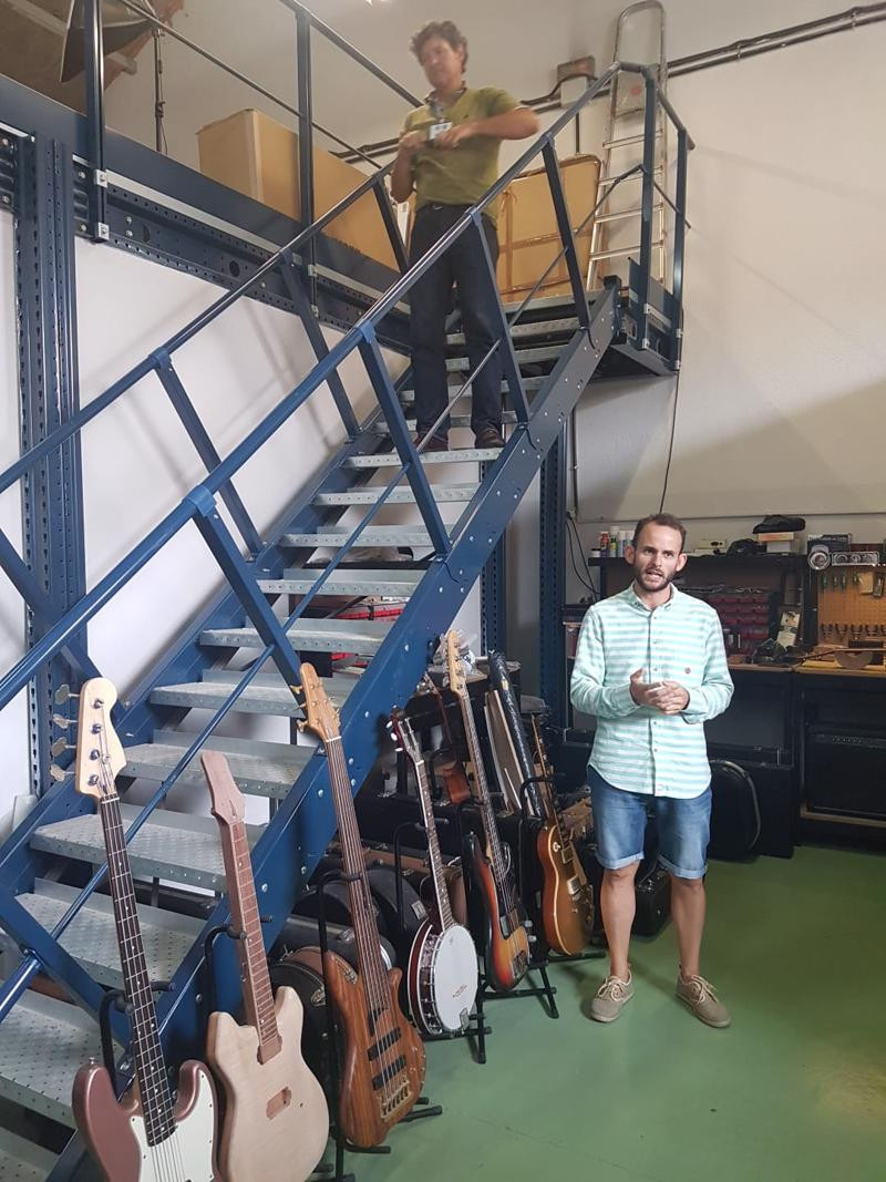 Asturias joven emprenda La Curtidora Barna Guitars