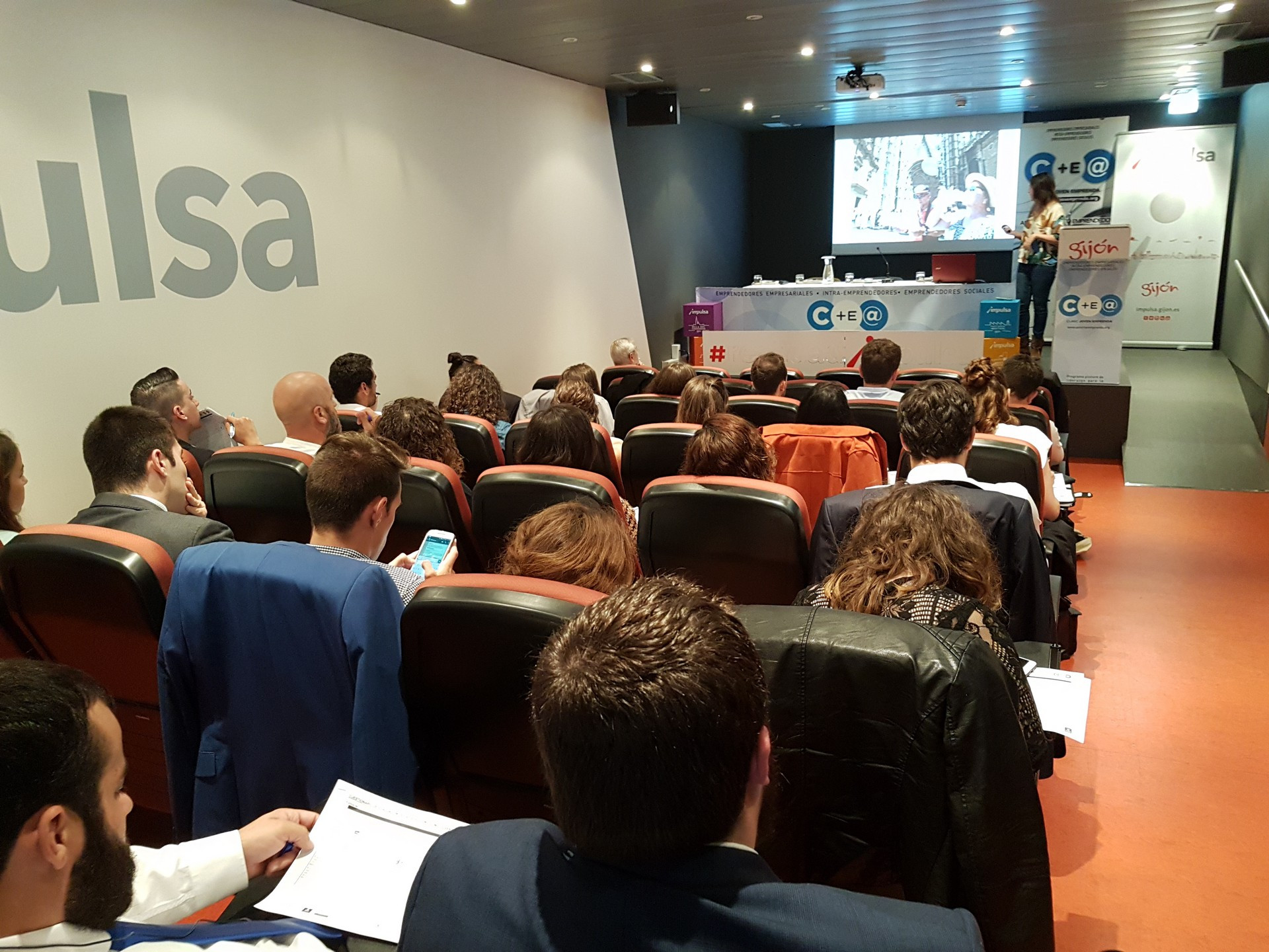 Asturias joven emprenda Ponencia Maria Routive