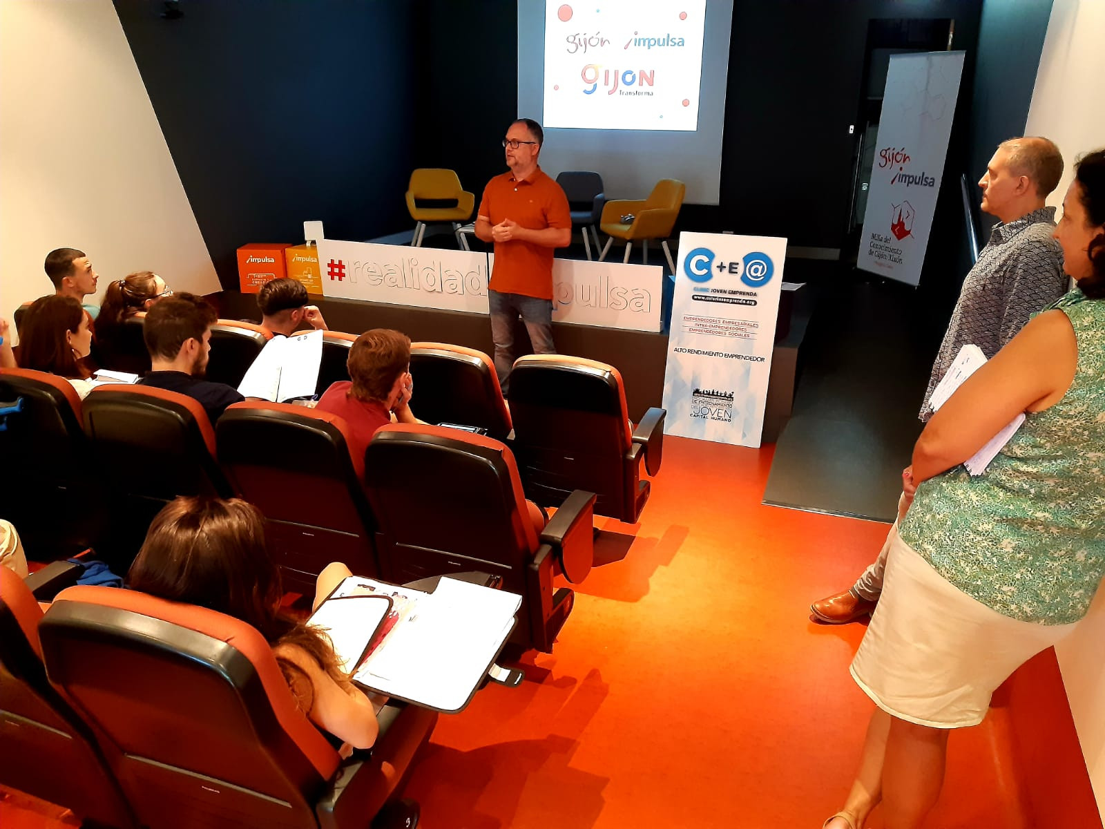 Clinic Joven emprenda Mesa Emprender
